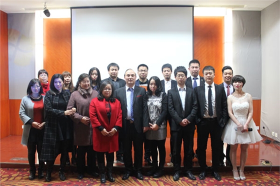 亿诚项目管理-董事长与各部门部长合影 亿诚项目管理-董事长与各部门部长合影