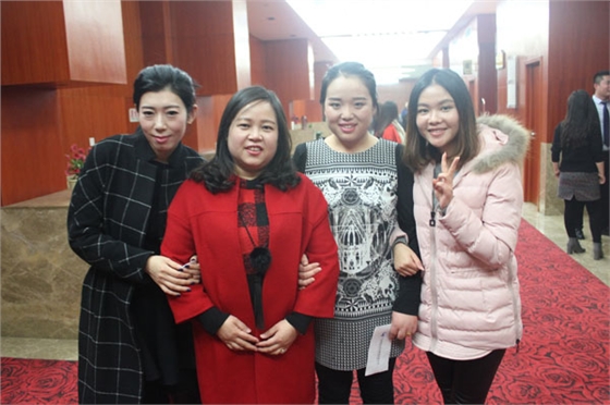 亿诚项目管理公司—董事长李妮与员工合照 亿诚项目管理公司—董事长李妮与员工合照