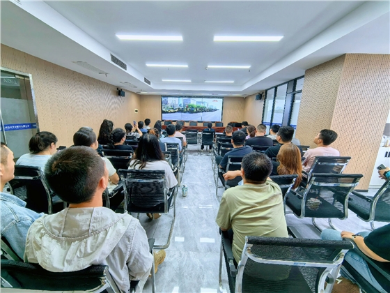 亿诚管理组织员工观看抗战胜利80周年阅兵仪式直播 亿诚管理组织员工观看抗战胜利80周年阅兵仪式直播