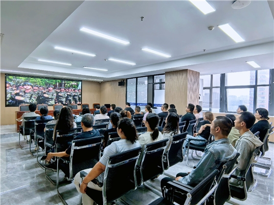 亿诚管理组织员工观看抗战胜利80周年阅兵仪式直播 亿诚管理组织员工观看抗战胜利80周年阅兵仪式直播