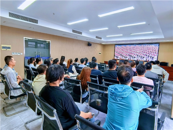 亿诚管理组织员工观看抗战胜利80周年阅兵仪式直播 亿诚管理组织员工观看抗战胜利80周年阅兵仪式直播
