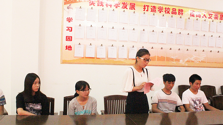 岚皋中学帮困助学发放仪式