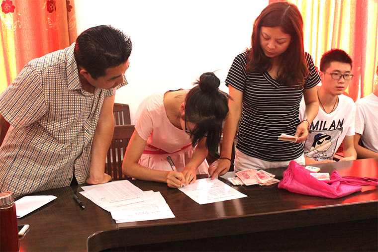 岚皋中学帮困助学发放仪式