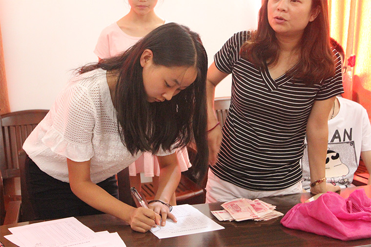 岚皋中学帮困助学发放仪式