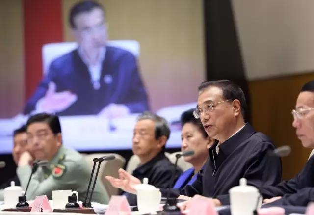 2016年5月9日,李克强出席全国推进简政放权放管结合优化服务改革电视电话会议并讲话。 2016年5月9日,李克强出席全国推进简政放权放管结合优化服务改革电视电话会议并讲话。
