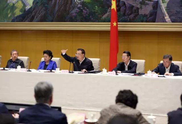 2016年5月9日,李克强出席全国推进简政放权放管结合优化服务改革电视电话会议并讲话。 2016年5月9日,李克强出席全国推进简政放权放管结合优化服务改革电视电话会议并讲话。