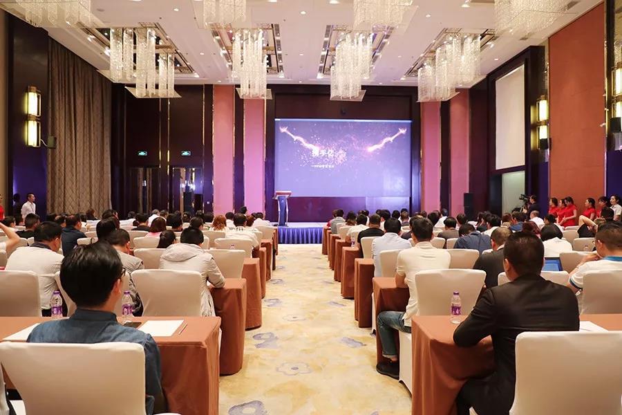 现场来宾观看公司宣传片 现场来宾观看公司宣传片