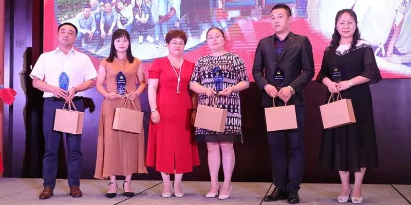 李妮董事长为优秀分公司颁奖 李妮董事长为优秀分公司颁奖