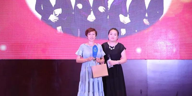 李楠副总颁发特殊贡献奖 李楠副总颁发特殊贡献奖