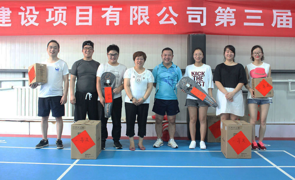 公司领导为混双项目获奖者颁奖 公司领导为混双项目获奖者颁奖