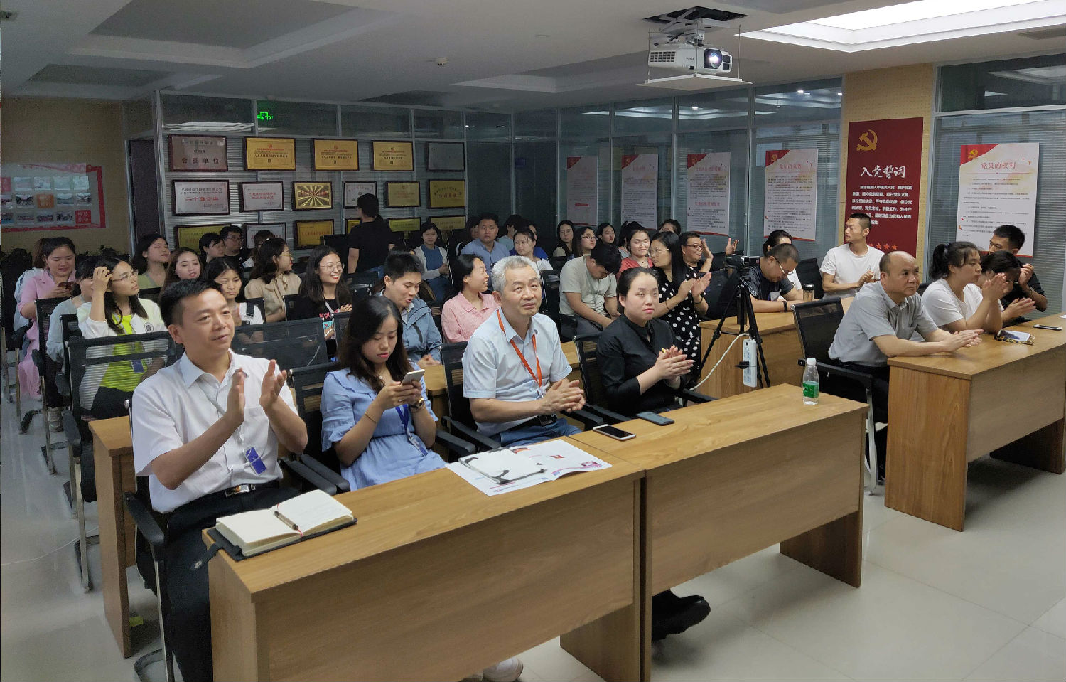 亿诚诗歌朗读比赛 亿诚诗歌朗读比赛