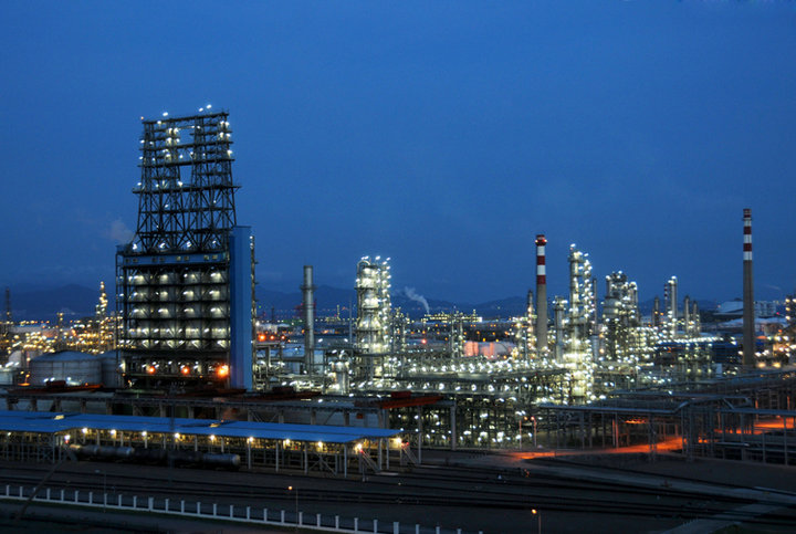 夜晚灯火通明的炼油厂