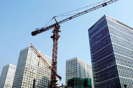 高耸的塔吊矗立在城市中央 高耸的塔吊矗立在城市中央