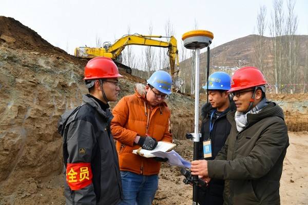 监理工程师在施工现场监理