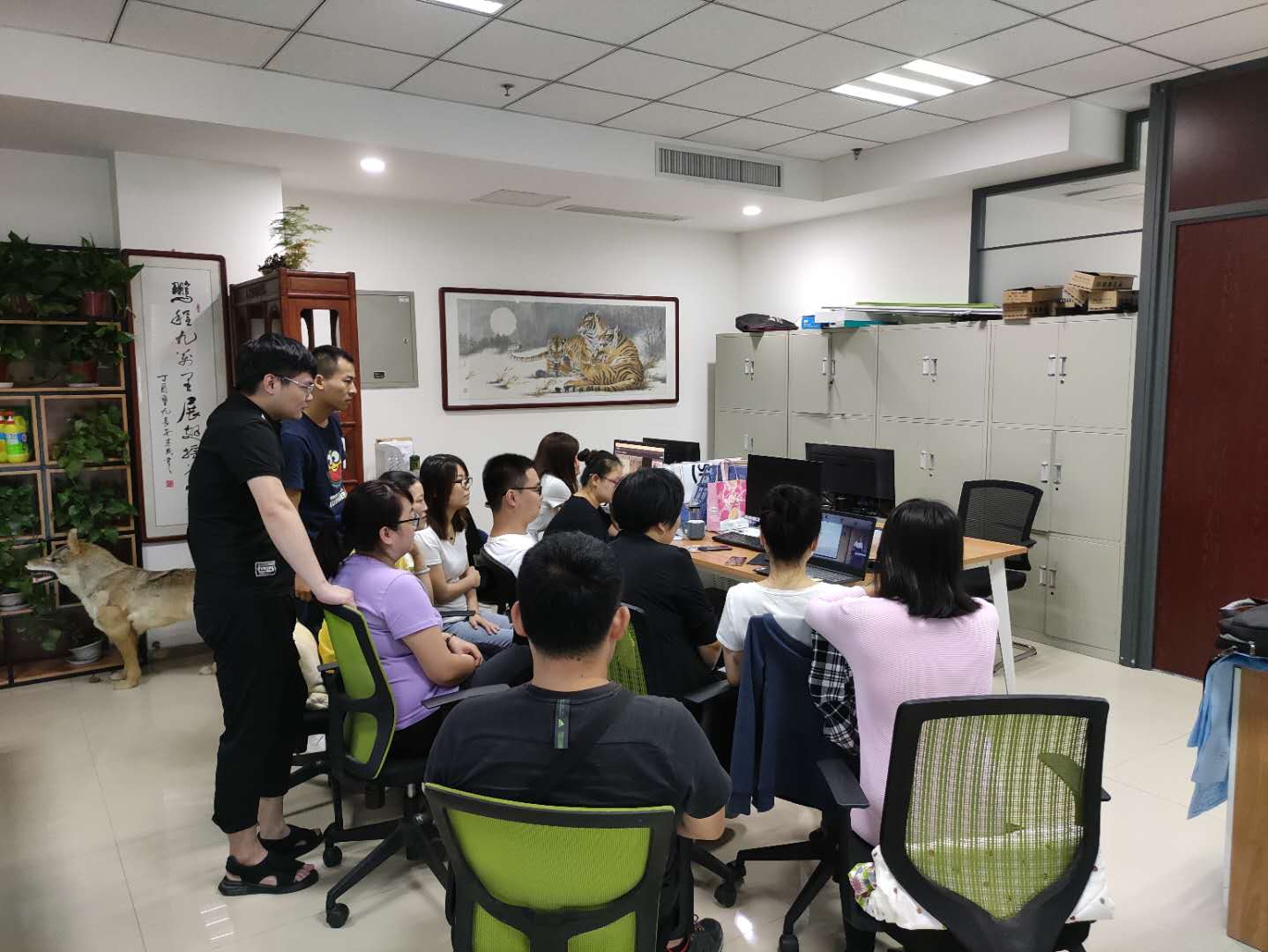 各地分支机构组织员工线上观看会议直播 各地分支机构组织员工线上观看会议直播