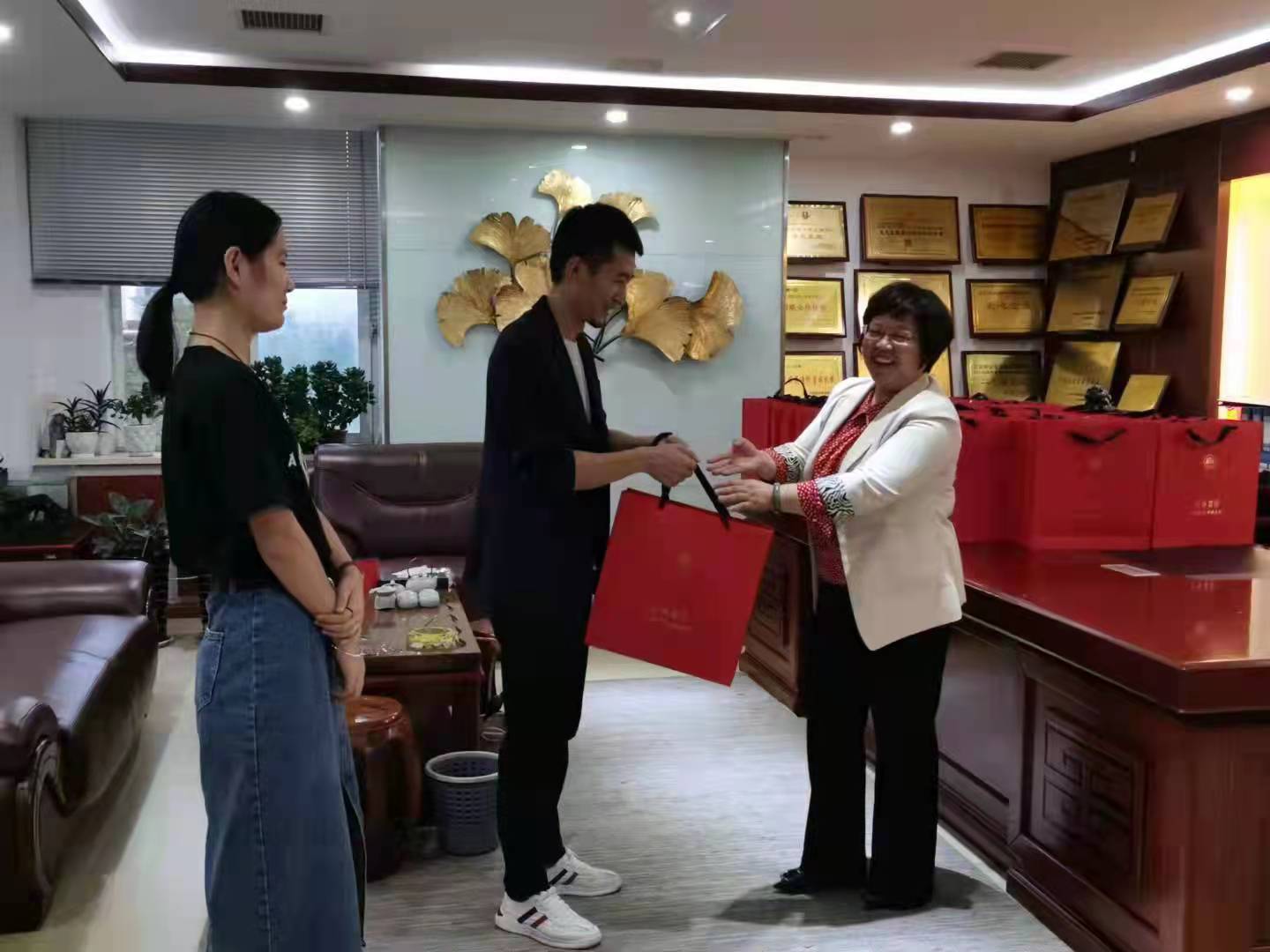 花好月圆,情暖中秋|亿诚公司祝大家中秋节快乐! 花好月圆,情暖中秋|亿诚公司祝大家中秋节快乐!