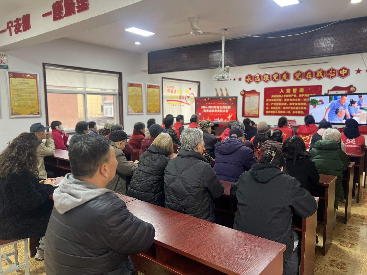 人大代表助力3?5表彰志愿,传承雷锋精神 人大代表助力3?5表彰志愿,传承雷锋精神