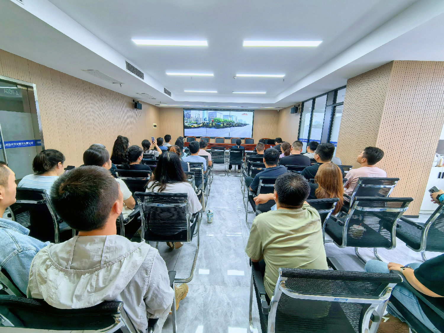 亿诚管理组织员工观看抗战胜利80周年阅兵仪式直播 亿诚管理组织员工观看抗战胜利80周年阅兵仪式直播