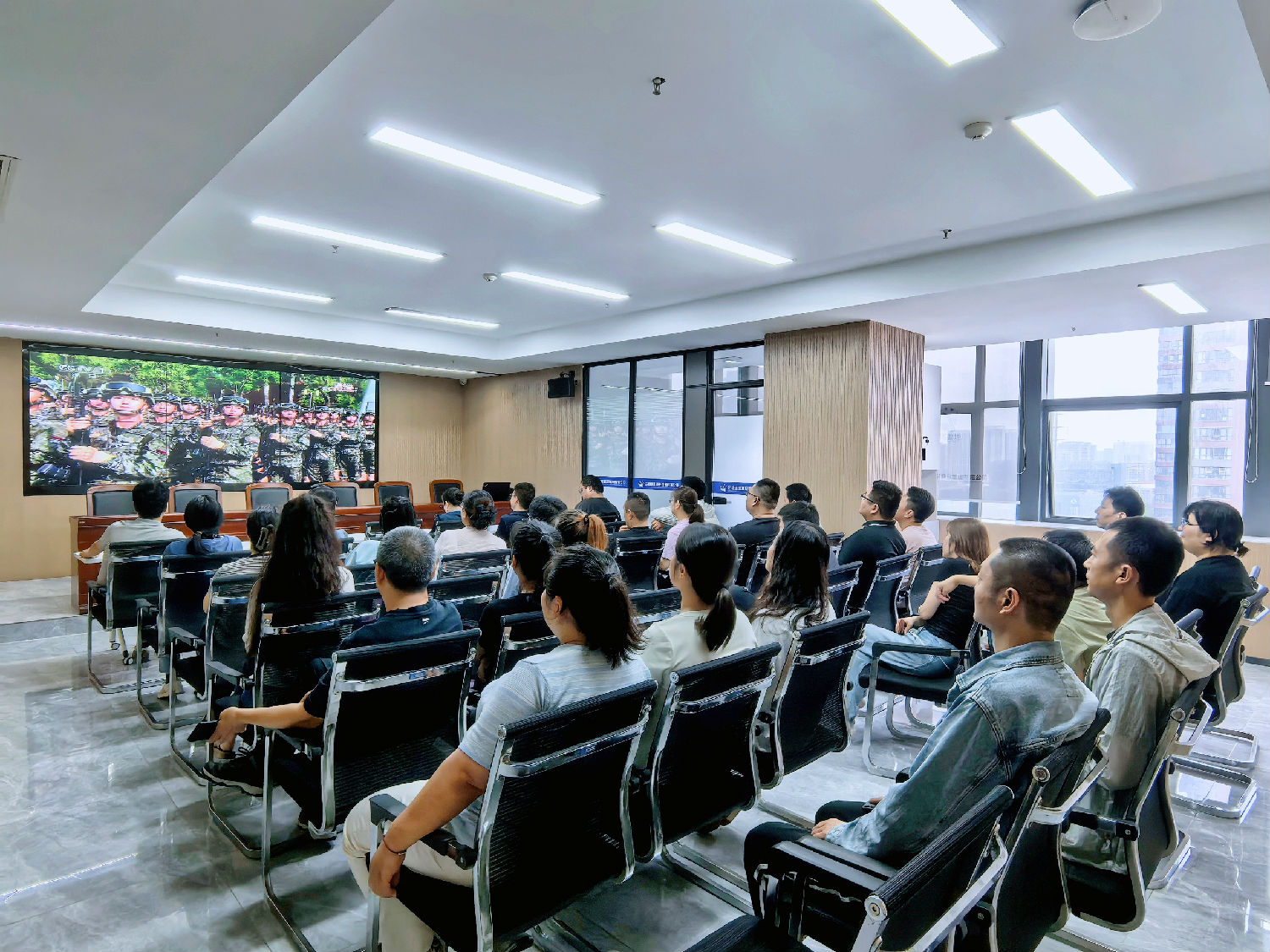 亿诚管理组织员工观看抗战胜利80周年阅兵仪式直播 亿诚管理组织员工观看抗战胜利80周年阅兵仪式直播